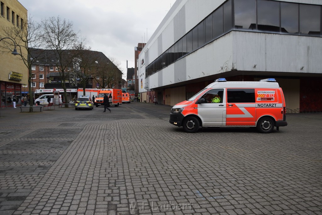 Einsatz BF Koeln Messerstecherei Koeln Porz Josefstr P06.JPG - Miklos Laubert